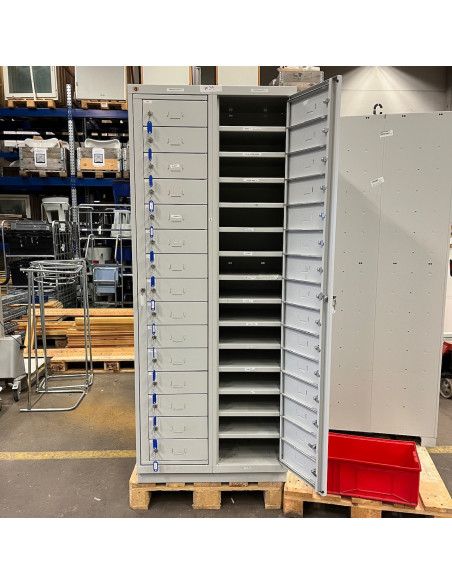 Småfacksskåp 2x15 med nycklar